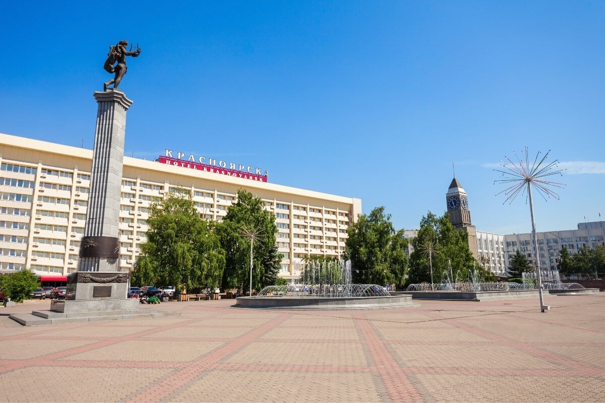 Гостиница на театральной площади Красноярск. Красноярск гостиница какой памятник стоит. Жд красноярск гостиницы