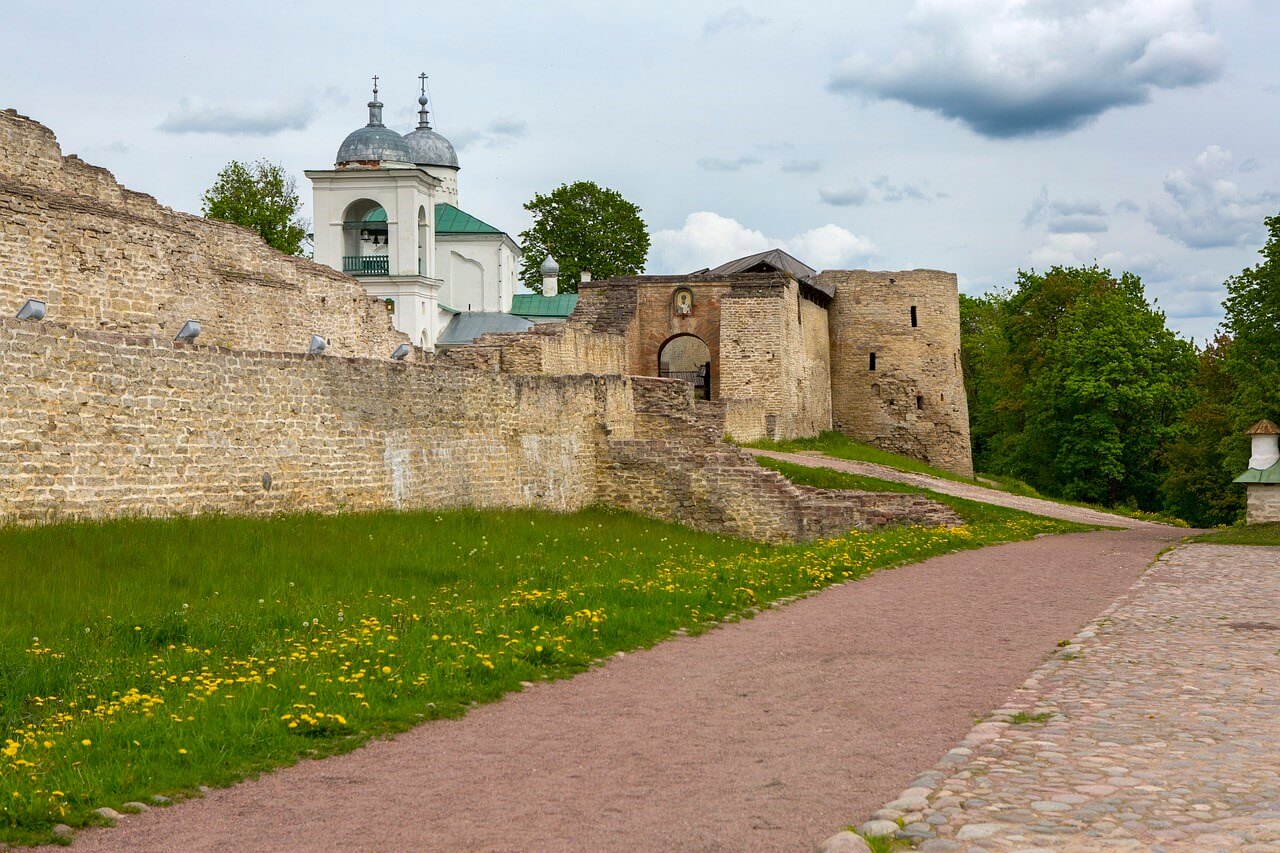 Псковские крепости и древности, 2 дня (для организованных групп) - тур по  маршруту Изборск - Печоры - Выбуты - Псков. Описание экскурсии, цены и  отзывы.