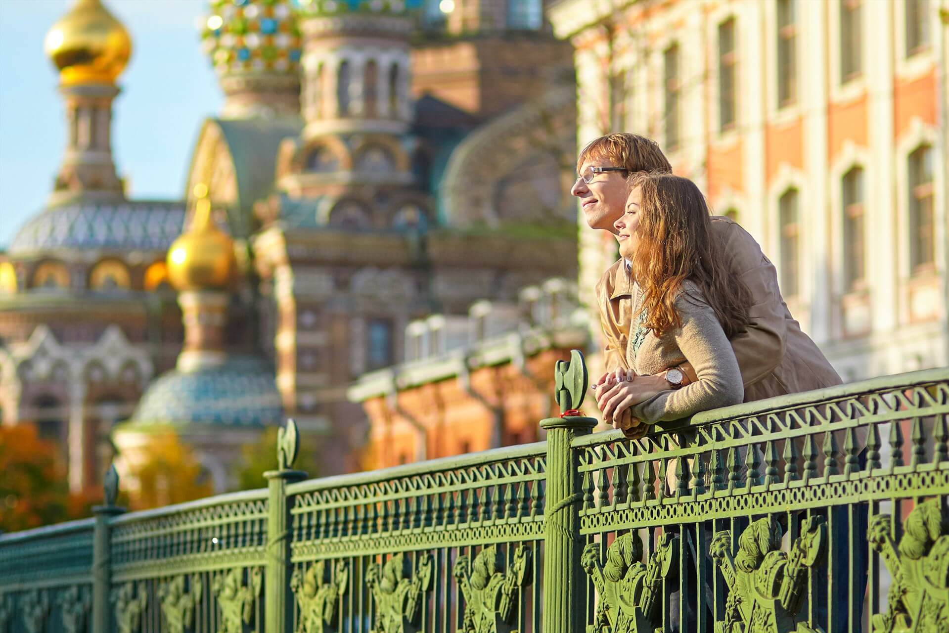 Девушка на фоне Санкт-Петербурга