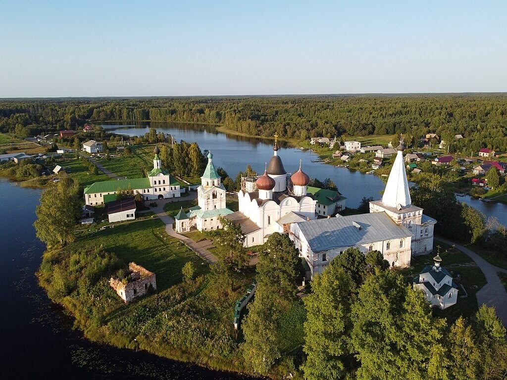 Встреча Нового года в Архангельске - тур на 3 дня по маршруту Заостровье -  Малые Корелы - Антониево-Сийский монастырь - Архангельск - Северодвинск.  Описание экскурсии, цены и отзывы.