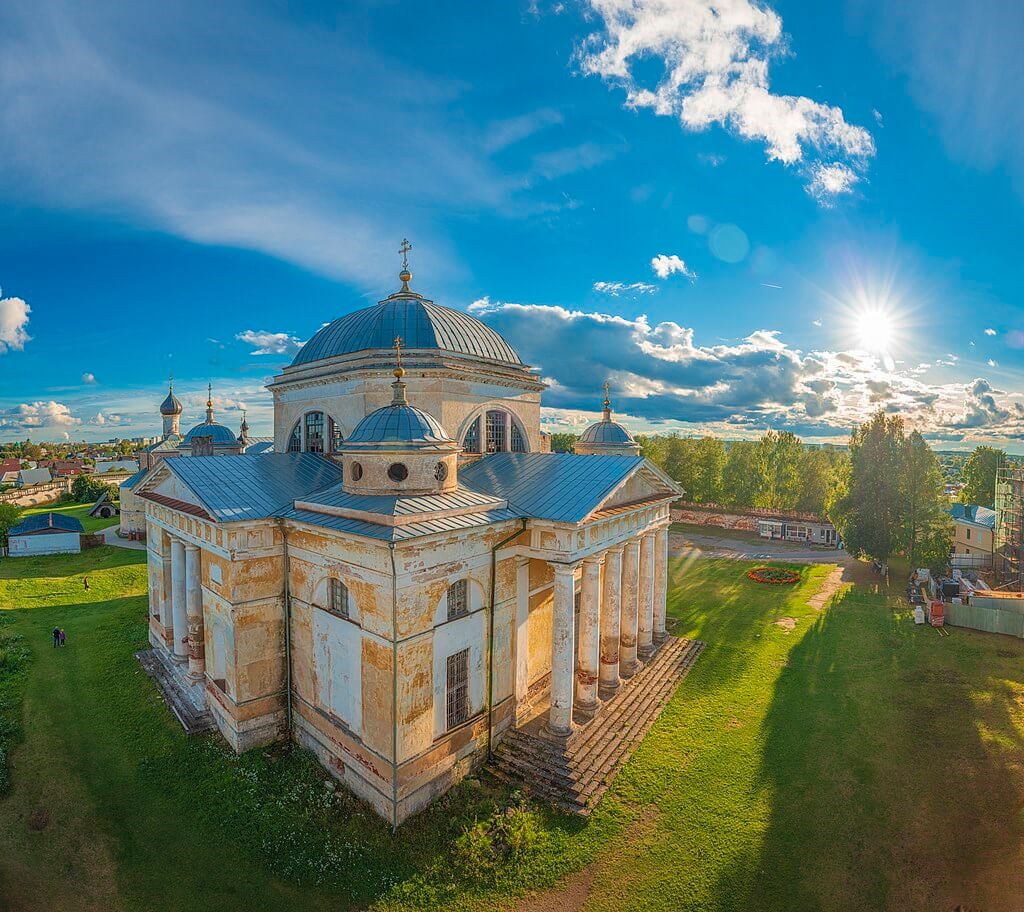 Селигер. Новый год в дворянской усадьбе - тур на 4 дня по маршруту Торжок -  Волговерховье (Исток Волги) - Лихославль - Новые Ельцы - Осташков -  Нило-Столобенская пустынь (Нилова Пустынь). Описание экскурсии, цены и  отзывы.