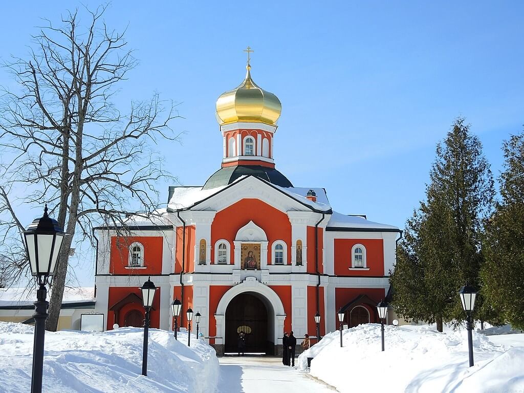 Сокровища Селигера, 3 дня (для школьных групп) - тур по маршруту  Нило-Столобенская пустынь (Нилова Пустынь) - Заречье - Осташков - Торжок -  Валдай. Описание экскурсии, цены и отзывы.