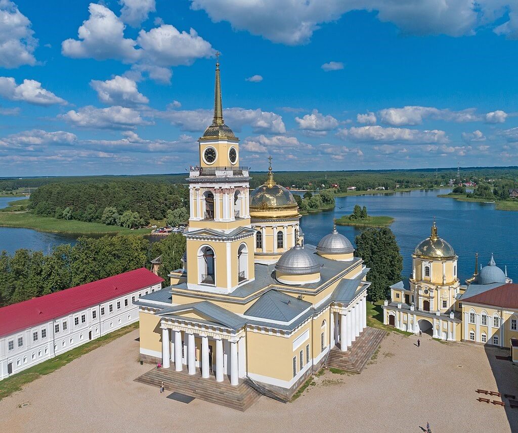 Селигер. Новый год в дворянской усадьбе - тур на 4 дня по маршруту  Нило-Столобенская пустынь (Нилова Пустынь) - Новые Ельцы - Лихославль -  Волговерховье (Исток Волги) - Осташков - Торжок. Описание экскурсии, цены и  отзывы.