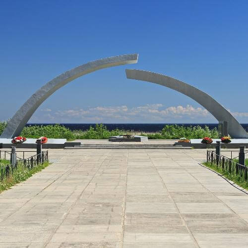         Монумент «Разорванное кольцо». Kora27, CC BY-SA 4.0 https://creativecommons.org/licenses/by-sa/4.0, via Wikimedia Commons    