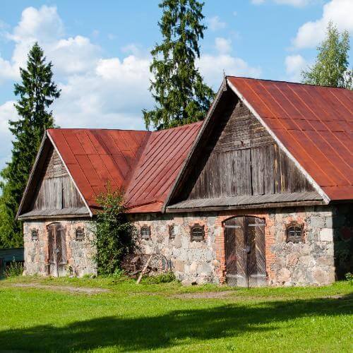 Каретник (конюшня) в усадьбе Любенск. Фото: Дмитрий Ламеко, CC BY-SA 4.0 https://creativecommons.org/licenses/by-sa/4.0, via Wikimedia Commons