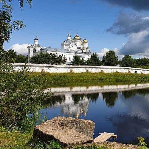 Вид на Свято-Троицкий Герасимо-Болдинский мужской монастырь с озера. Фото: Kuchka70, CC BY-SA 4.0 https://creativecommons.org/licenses/by-sa/4.0, via Wikimedia Commons
