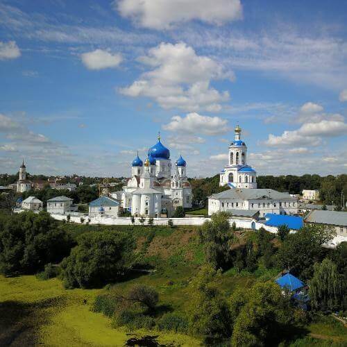 Боголюбовский монастырь. Фото: Mikhey77777, CC BY-SA 4.0 https://creativecommons.org/licenses/by-sa/4.0, via Wikimedia Commons