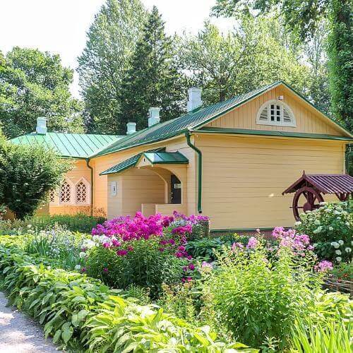 Главный дом усадьбы Мелихово. Фото: Stolbovsky, CC BY-SA 3.0 https://creativecommons.org/licenses/by-sa/3.0, via Wikimedia Commons