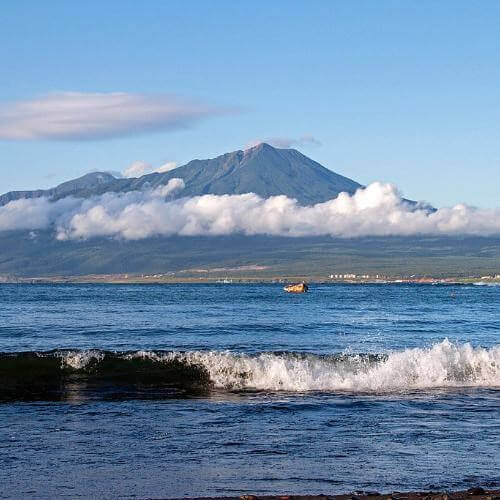 Iturup volcano Bogdan Khmelnitsky. Фото: Vera.vvo, CC BY-SA 4.0 https://creativecommons.org/licenses/by-sa/4.0, via Wikimedia Commons
