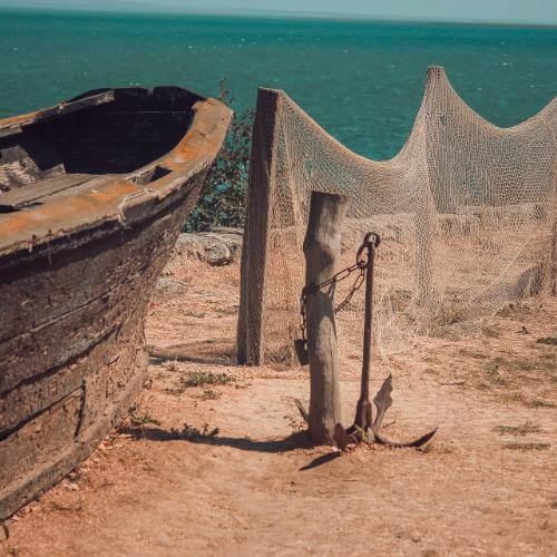 Фото: станица Тамань, декорации у домика Лермонтова // MarOleg,  лицензия Creative Commons Attribution-ShareAlike 4.0 (CC BY-SA 4.0).