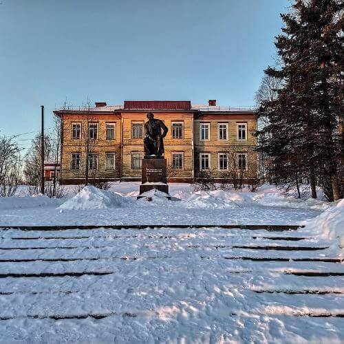 Памятник учёному-энциклопедисту М.В. Ломоносову. Фото: Александр Антонов гугл-картовский, CC BY-SA 4.0 https://creativecommons.org/licenses/by-sa/4.0, via Wikimedia Commons