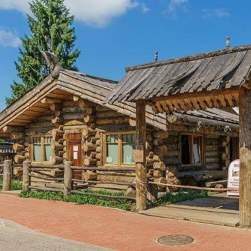 Музей «Усадьба средневекового рушанина» в городе Старая Русса Новгородской области. A.Savin (Wikimedia Commons · WikiPhotoSpace), FAL, via Wikimedia Commons