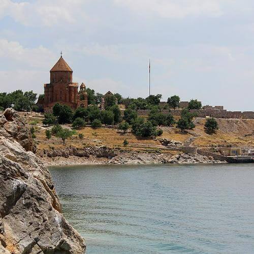 Озеро Ван. Вид на церковь Святого Креста. Фото: Armenak Margarian, CC BY-SA 4.0 https://creativecommons.org/licenses/by-sa/4.0, через Викисклад