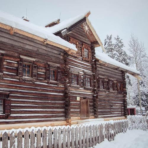 Малые Корелы. Olga Kruglova from Moscow, Russia, CC BY 2.0 https://creativecommons.org/licenses/by/2.0, via Wikimedia Commons