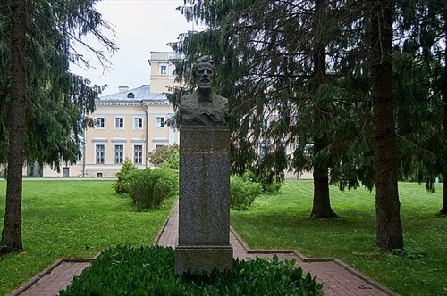 Бюст П.П. Кощеенко, Усадьба П.Г. Демидова «Сиворицы». Гудкова Наталья, CC BY-SA 4.0 https://creativecommons.org/licenses/by-sa/4.0, via Wikimedia Commons