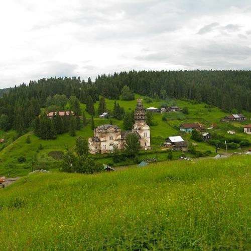 Кын. Свято-Троицкая церковь, вид с горы Плакун. Фото: Екатерина Борисова, CC BY-SA 4.0 https://creativecommons.org/licenses/by-sa/4.0, via Wikimedia Commons