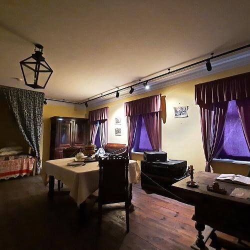 Выра, Дом станционного смотрителя. Фото: Ahndrei, CC BY-SA 4.0 https://creativecommons.org/licenses/by-sa/4.0, via Wikimedia Commons