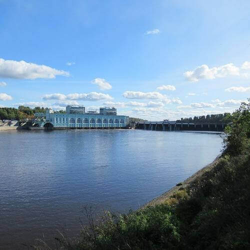 Волхов, Волховская ГЭС. Фото: AndyVolykhov, CC BY-SA 4.0 https://creativecommons.org/licenses/by-sa/4.0, via Wikimedia Commons