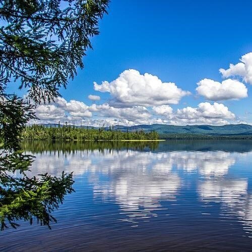 Озеро Азас. Фото: Zamunu45, CC BY-SA 4.0 https://creativecommons.org/licenses/by-sa/4.0, via Wikimedia Commons