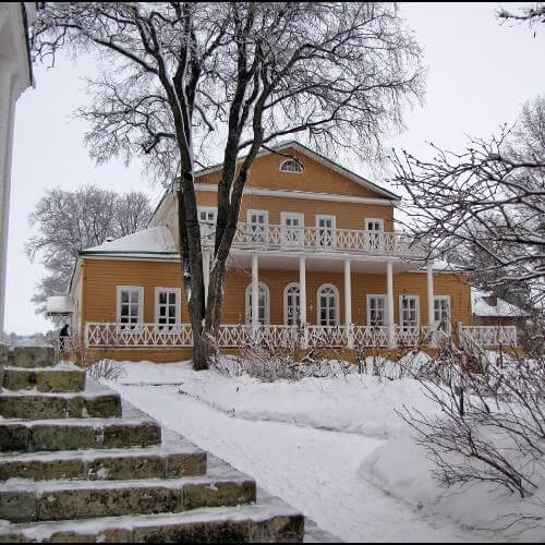 Тарханы. Дмитрий Мозжухин, CC BY 3.0 https://creativecommons.org/licenses/by/3.0, via Wikimedia Commons                            