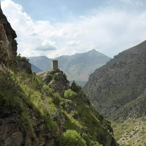 Башня боевая Мамия-Кала. Фото: Kemal KOZBAEV, CC BY-SA 4.0 https://creativecommons.org/licenses/by-sa/4.0, через Викисклад