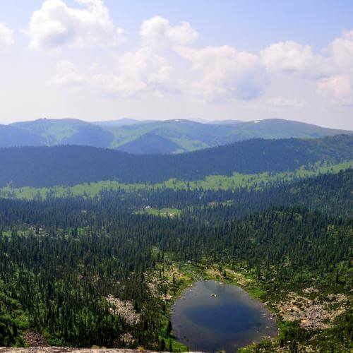 Вид со скалы Висячий камень на озеро Радужное. Фото: Fransyana, CC BY-SA 4.0 https://creativecommons.org/licenses/by-sa/4.0, via Wikimedia Commons