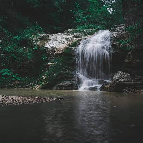 Водопад Шум. Фото: Мальцева Виктория (Jey-Fom), CC BY-SA 4.0 https://creativecommons.org/licenses/by-sa/4.0, via Wikimedia Commons