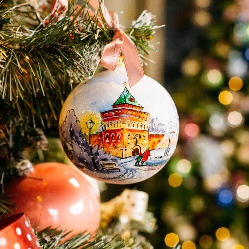 Ёлочный шар с изображением Дмитриевской башни. Фото: АНО «Центр 800»