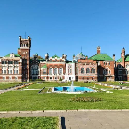 Замок Шереметева. Фото: Александра продукт распада П, CC BY-SA 4.0 https://creativecommons.org/licenses/by-sa/4.0, via Wikimedia Commons