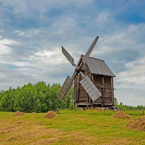 Мельница-столбовка ветряная из д. Калгачиха. Alx0yago, CC BY-SA 4.0 https://creativecommons.org/licenses/by-sa/4.0, via Wikimedia Commons