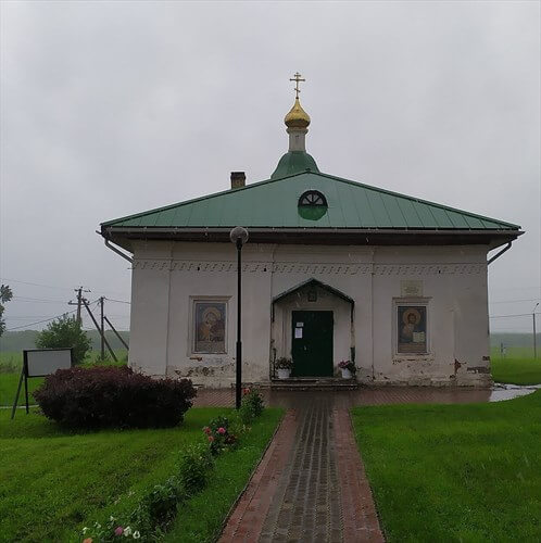 Церковь Двенадцати Апостолов: набережная Горончаровского, Холмогоры Фото: Nastoal, CC BY-SA 4.0 https://creativecommons.org/licenses/by-sa/4.0, via Wikimedia Commons