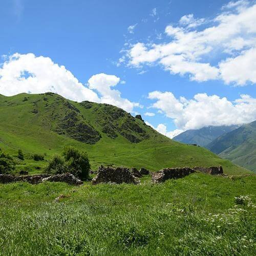 Развалины строений в селении Ханаз. Фото: Mamazela, CC BY-SA 4.0 https://creativecommons.org/licenses/by-sa/4.0, via Wikimedia Commons