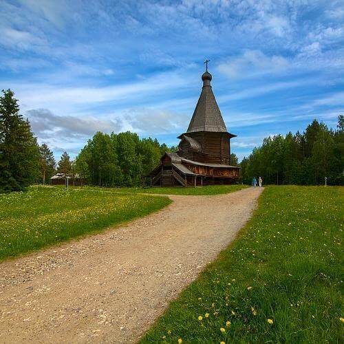 Церковь великомученика Георгия Победоносца из д. Вершина. Olga1969, CC BY-SA 4.0 https://creativecommons.org/licenses/by-sa/4.0, via Wikimedia Commons