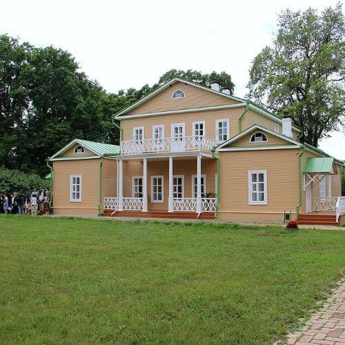 Главный дом. Фото: Мария Николаева, CC BY-SA 3.0 https://creativecommons.org/licenses/by-sa/3.0, via Wikimedia Commons