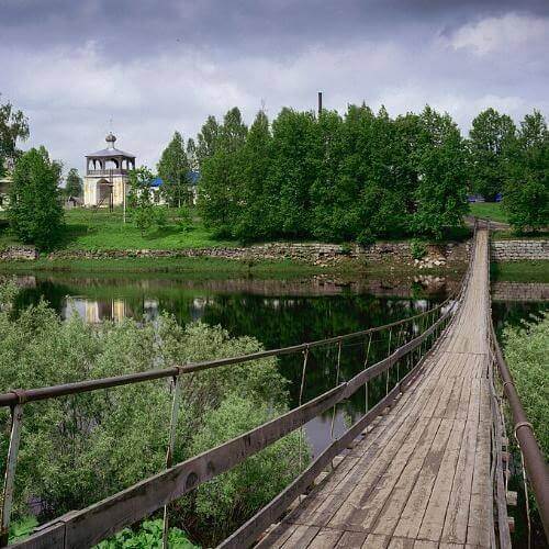 Гранитная набережная в Опеченском посаде. Фото: Петренко Александр, CC BY-SA 4.0 https://creativecommons.org/licenses/by-sa/4.0, via Wikimedia Commons