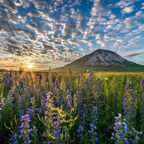 Гора Тра-тау, Ишимбайский район. Фото: Ahuen, CC BY-SA 4.0 https://creativecommons.org/licenses/by-sa/4.0, via Wikimedia Commons