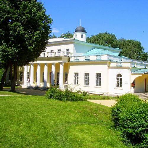 Музей усадьба Ф.И. Тютчева. Vlad-Mier, CC BY-SA 3.0 https://creativecommons.org/licenses/by-sa/3.0, via Wikimedia Commons