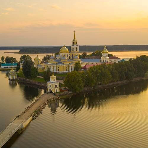 Монастырь Нилова пустынь. Vladimir Nesterenko, CC BY-SA 4.0 https://creativecommons.org/licenses/by-sa/4.0, via Wikimedia Commons
