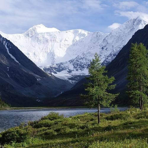 Вид на гору Белуха. Фото: Dukvink, CC BY-SA 4.0 https://creativecommons.org/licenses/by-sa/4.0, via Wikimedia Commons