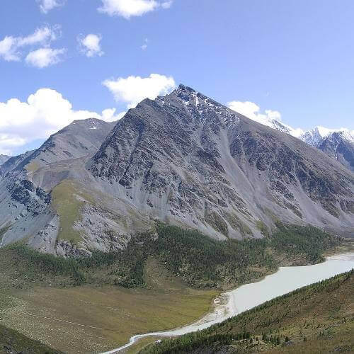 Панорама озера Аккем, гора Белуха. Фото: Andreyle, CC BY-SA 4.0 https://creativecommons.org/licenses/by-sa/4.0, via Wikimedia Commons