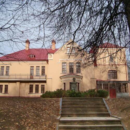Дом-музей С. В.Ковалевской. Деревня Полибино, Псковская область. ДмитрийГра.1975, CC BY-SA 3.0 https://creativecommons.org/licenses/by-sa/3.0, via Wikimedia Commons