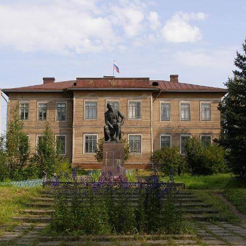 Памятник ученому-энциклопедисту Ломоносову М.В. Фото: KharinAndrey, CC BY-SA 4.0 https://creativecommons.org/licenses/by-sa/4.0, via Wikimedia Commons