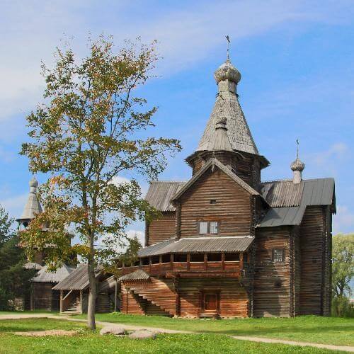 Деревянная церковь (Рождества Пресвятой Богородицы) из д. Передки Боровичского района. Lion10~commonswiki, CC BY-SA 4.0 https://creativecommons.org/licenses/by-sa/4.0, via Wikimedia Commons