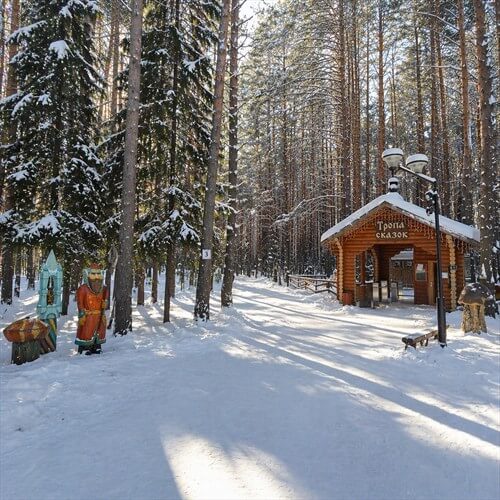 Вотчина Деда Мороза (Вологодская область). Фото: Georg Pik / Wikimedia Commons (CC0). Изображение отредактировано с помощью ИИ