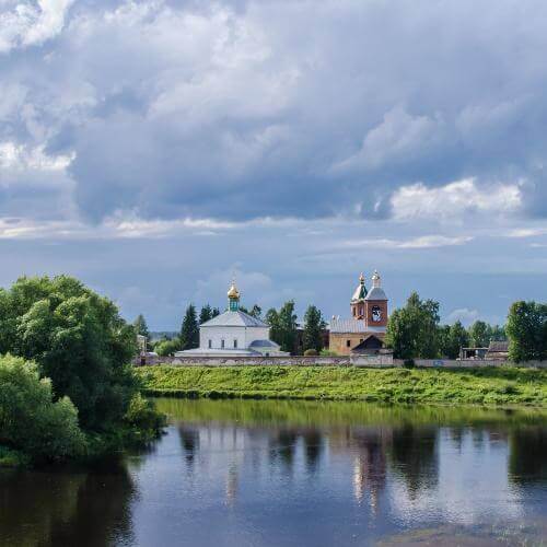 Боровичский Свято-Духов мужской монастырь. Фото: Belliy, CC BY-SA 4.0 https://creativecommons.org/licenses/by-sa/4.0, via Wikimedia Commons