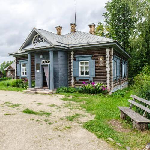 Музей-усадьба А. В. Суворова в с. Кончанское, Новгородская область. Belliy, CC BY-SA 4.0 https://creativecommons.org/licenses/by-sa/4.0, via Wikimedia Commons    