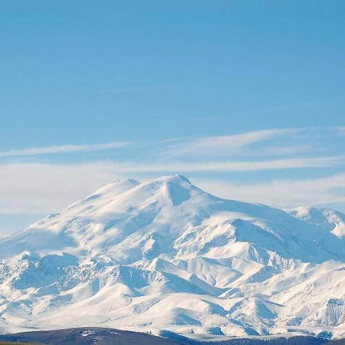 Фото: derivative work: CraploadMount Elbrus May 2008.jpg: JukoFF, Public domain, via Wikimedia Commons