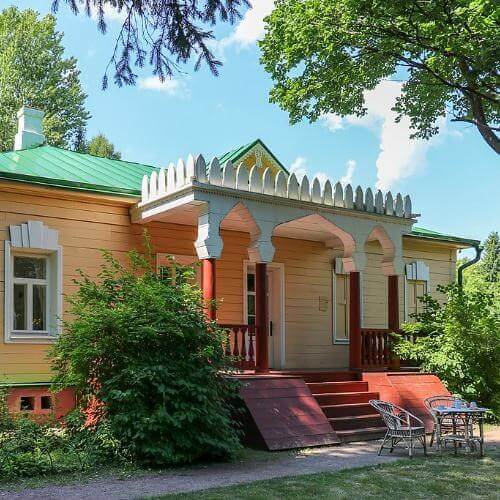 Главный дом усадьбы Мелихово. Фото: Stolbovsky, CC BY-SA 3.0 https://creativecommons.org/licenses/by-sa/3.0, через Викисклад