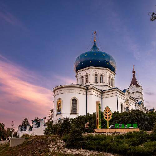 Фото:  Церковь Сергия Радонежского, автор:  Mirnazemle, лицензия  CC BY-SA 4.0 https://creativecommons.org/licenses/by-sa/4.0, via Wikimedia Commons