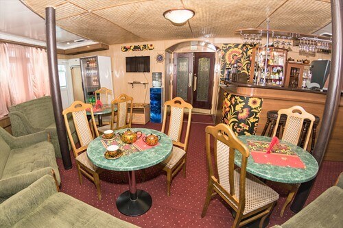 Бар на средней палубе